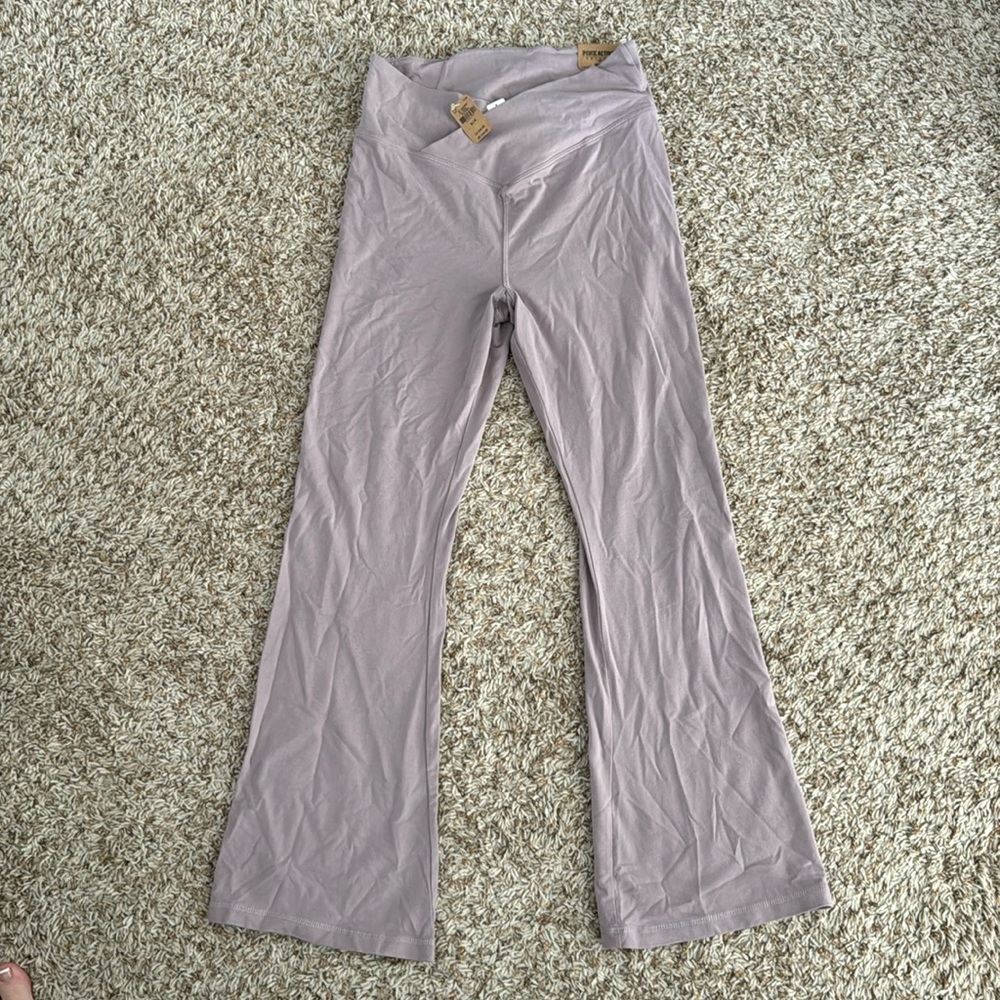 Victoria’s Secret PINK crossover flare leggings. Size Medium